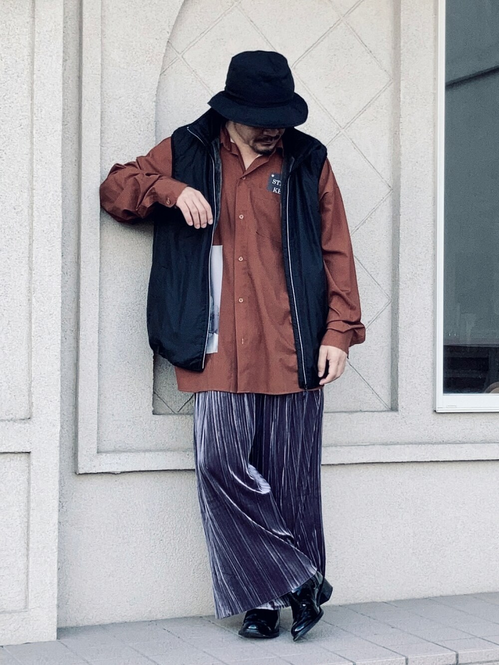 オレンジ系のシャツ/ブラウス、ブラック系のベスト、グレー系のその他パンツを着用したメンズの秋コーディネートの3枚目の写真