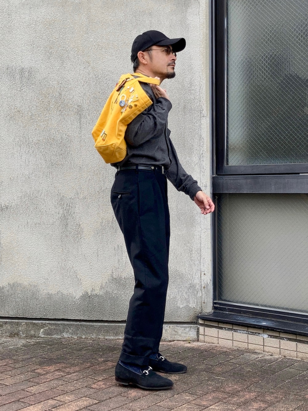 グレー系のシャツ/ブラウス、ブラック系のスラックス、ブラック系のローファーを着用したメンズの秋コーディネートの3枚目の写真