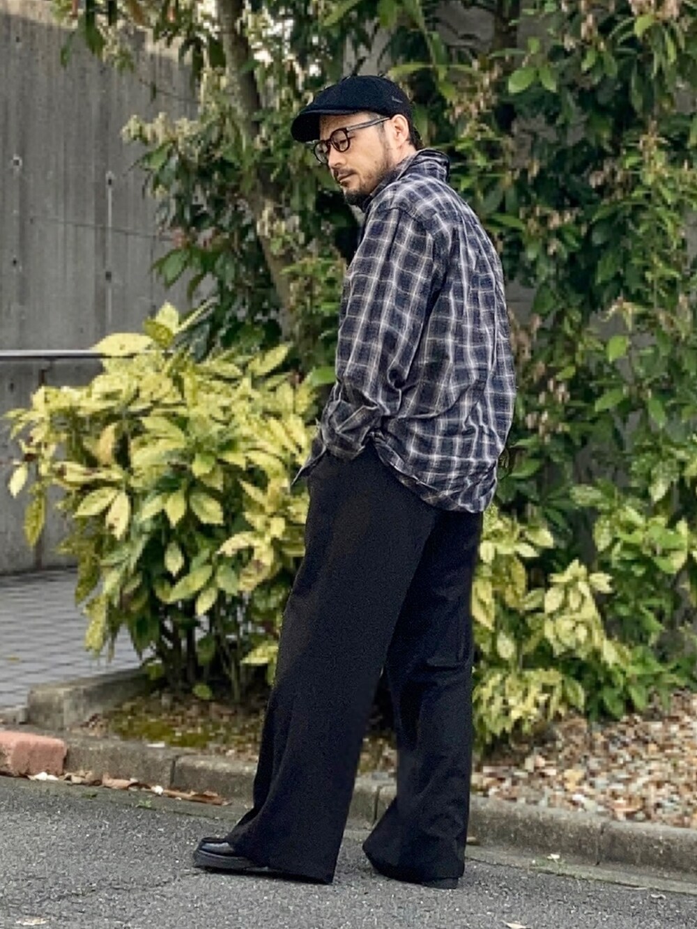 イエロー系のTシャツ/カットソー、グレー系のシャツ/ブラウス、ブラック系のスラックスを着用したメンズの春コーディネートの3枚目の写真