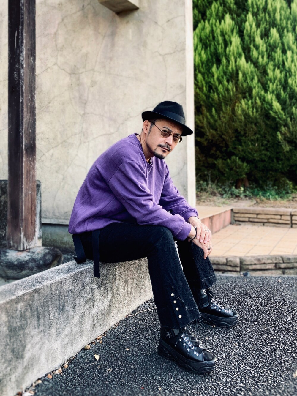 パープル系のスウェット、ブラック系のその他パンツ、ブラック系のサンダルを着用したメンズの秋コーディネートの3枚目の写真