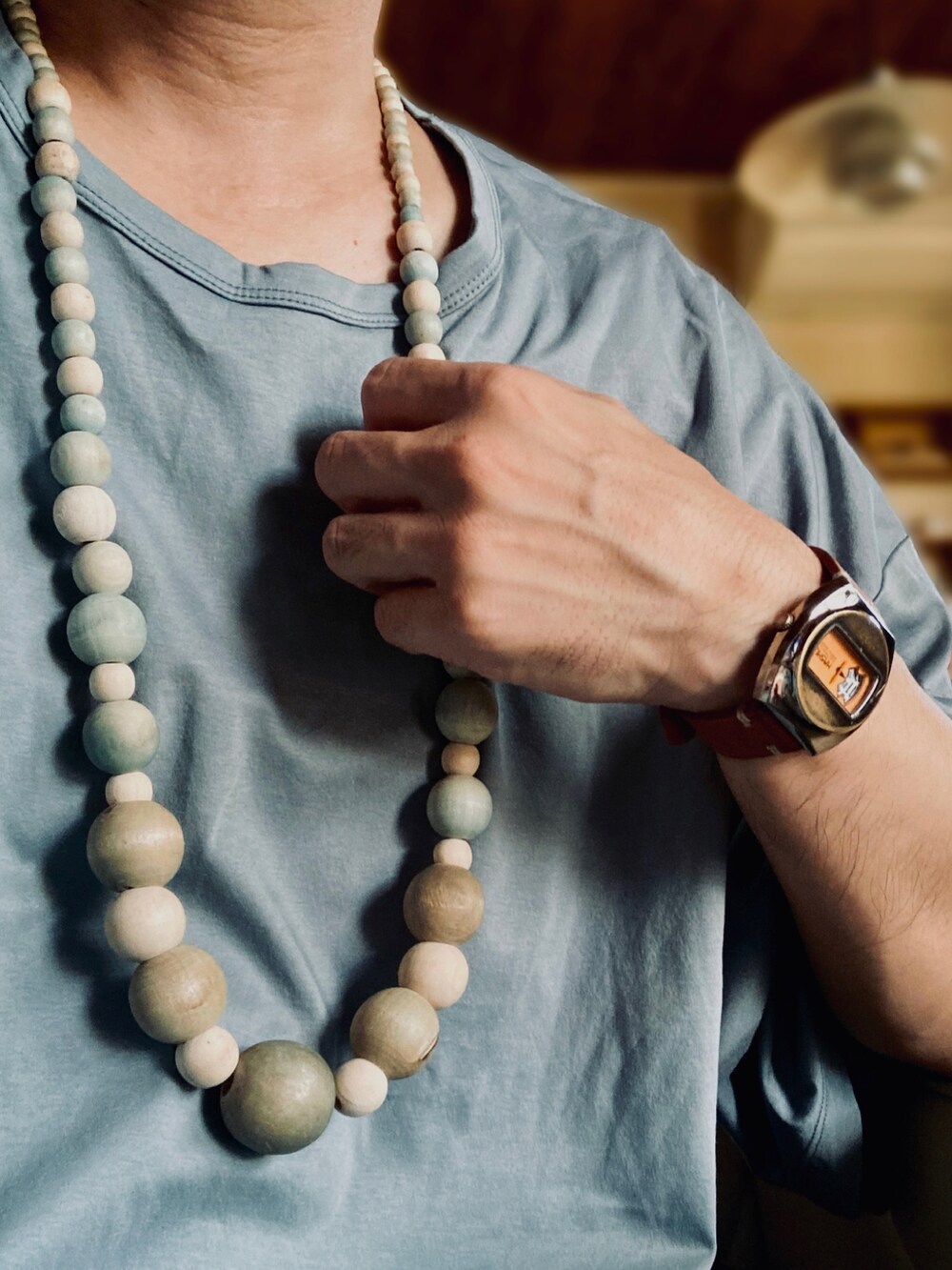 グリーン系のTシャツ/カットソー、ブルー系のデニムパンツ、ブラック系のサンダルを着用したメンズの夏コーディネートの5枚目の写真