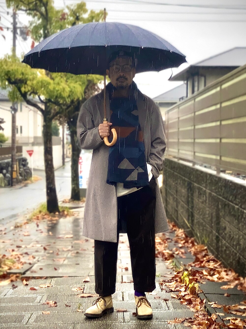 その他のニット/セーター、グレー系のチェスターコート、ベージュ系のブーツを着用したメンズの秋コーディネートの4枚目の写真