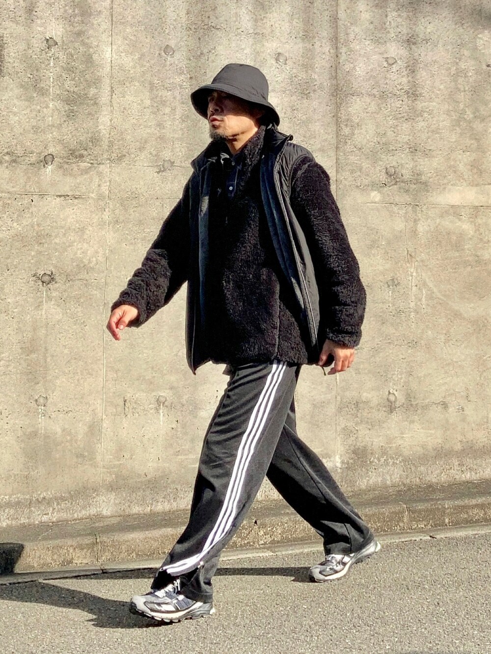 グレー系のシャツ/ブラウス、ブラック系のその他アウター、ブラック系のベストを着用したメンズの冬コーディネートの3枚目の写真