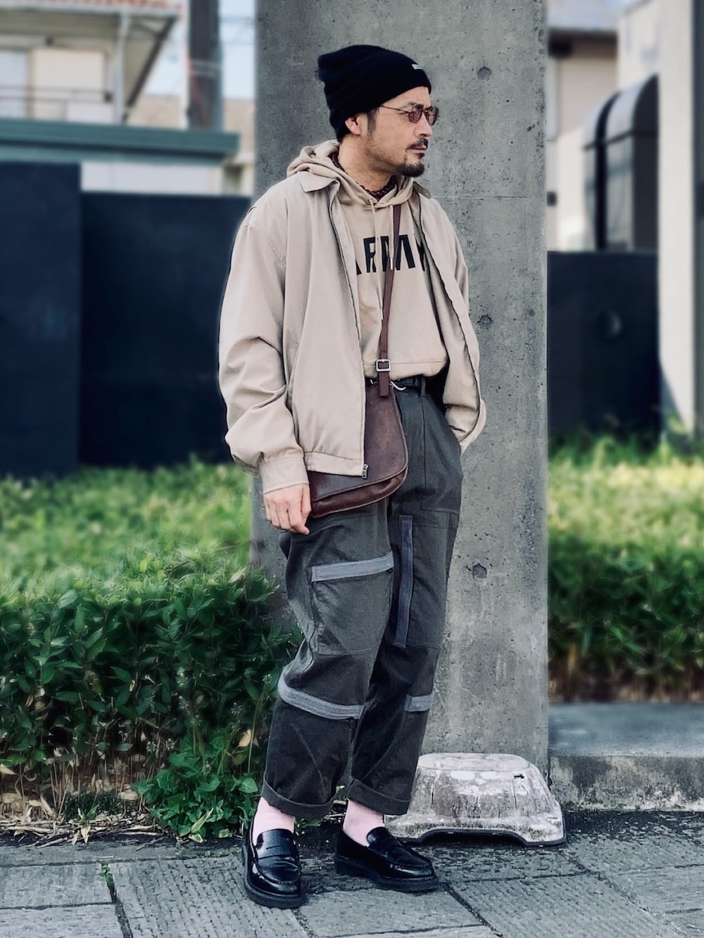 ベージュ系のパーカー、ベージュ系のブルゾン、グリーン系のその他パンツを着用したメンズの春コーディネートの2枚目の写真