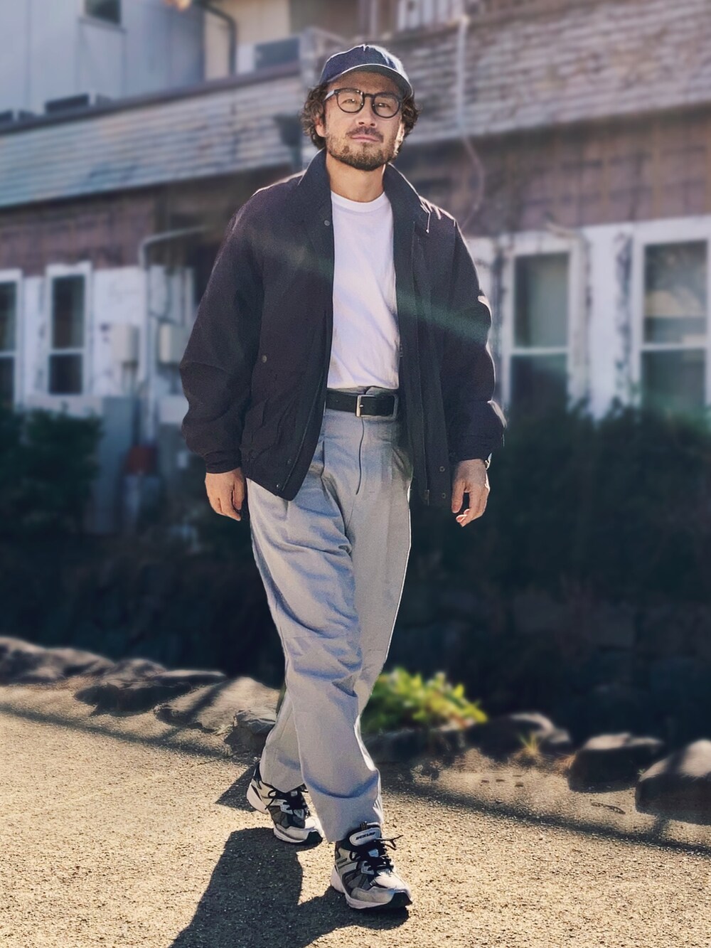 ホワイト系のTシャツ/カットソー、グレー系のブルゾン、グレー系のパンツを着用したメンズの春コーディネートの2枚目の写真