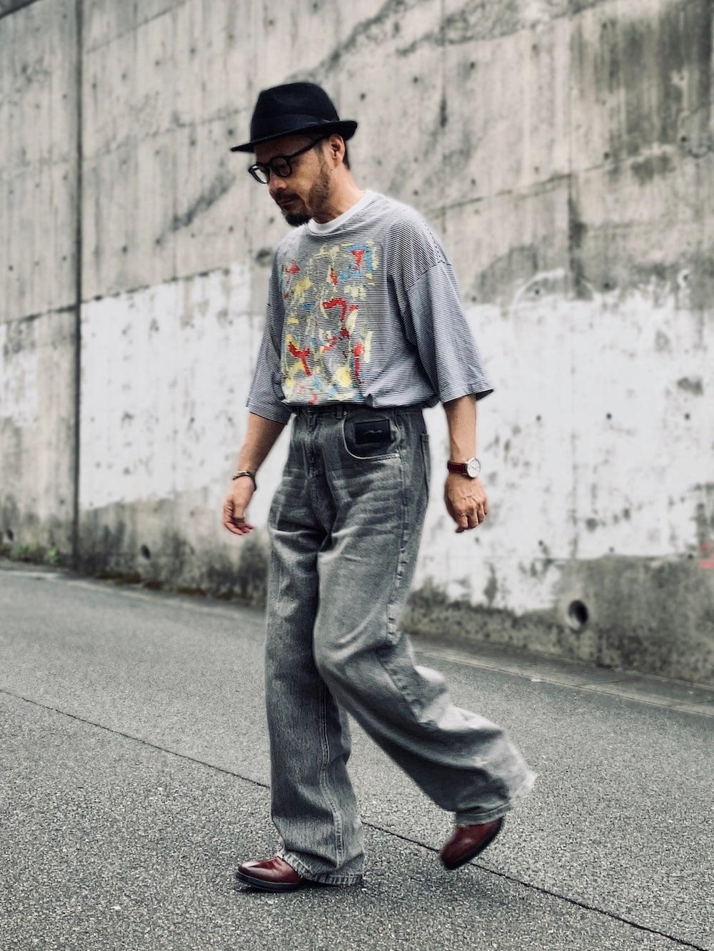 ホワイト系のTシャツ/カットソー、グレー系のデニムパンツ、レッド系のブーツを着用したメンズの夏コーディネートの2枚目の写真