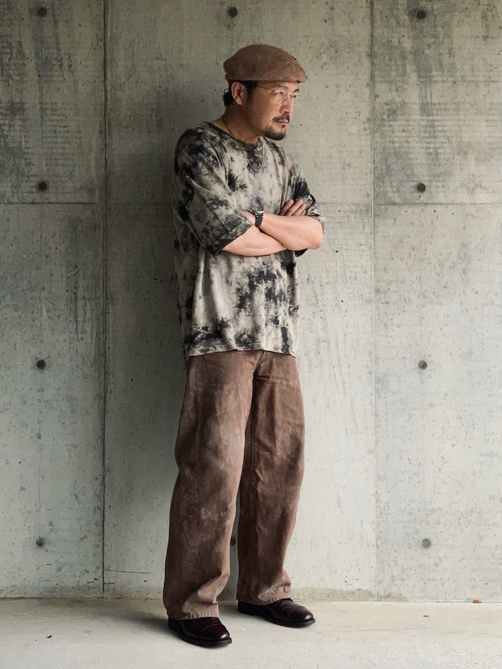 ブラウン系のTシャツ/カットソー、ブラウン系のデニムパンツ、レッド系のドレスシューズを着用したメンズの夏コーディネートの3枚目の写真