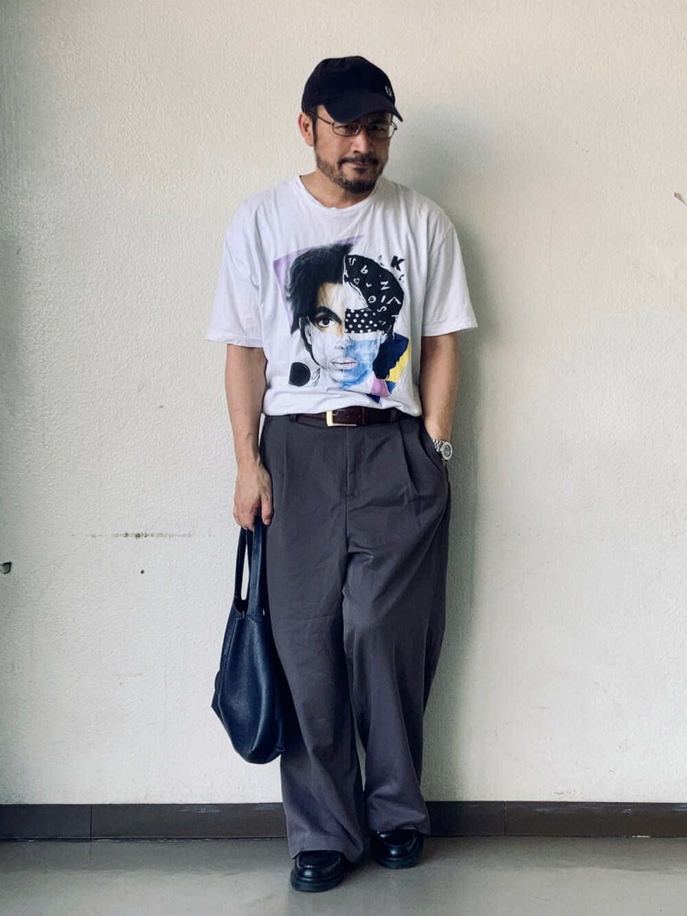 ホワイト系のTシャツ/カットソー、グレー系のスラックス、ブラック系のローファーを着用したメンズの秋コーディネートの4枚目の写真