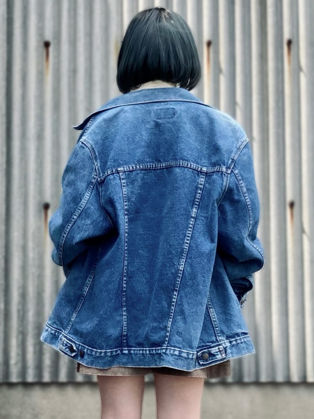 「デニム、Levis、ヴィンテージデニム、デニムジャケット、オーバーサイズ、レディース、古着女子、秋先取りコーデ、フリマ」｜「Levi'sのUSA製リーバイス size L 右前レディースモデル（デニムジャケット、ブルー系）」を使った、koppaさん（レディース・153cm）の夏コーディネートの3枚目の写真