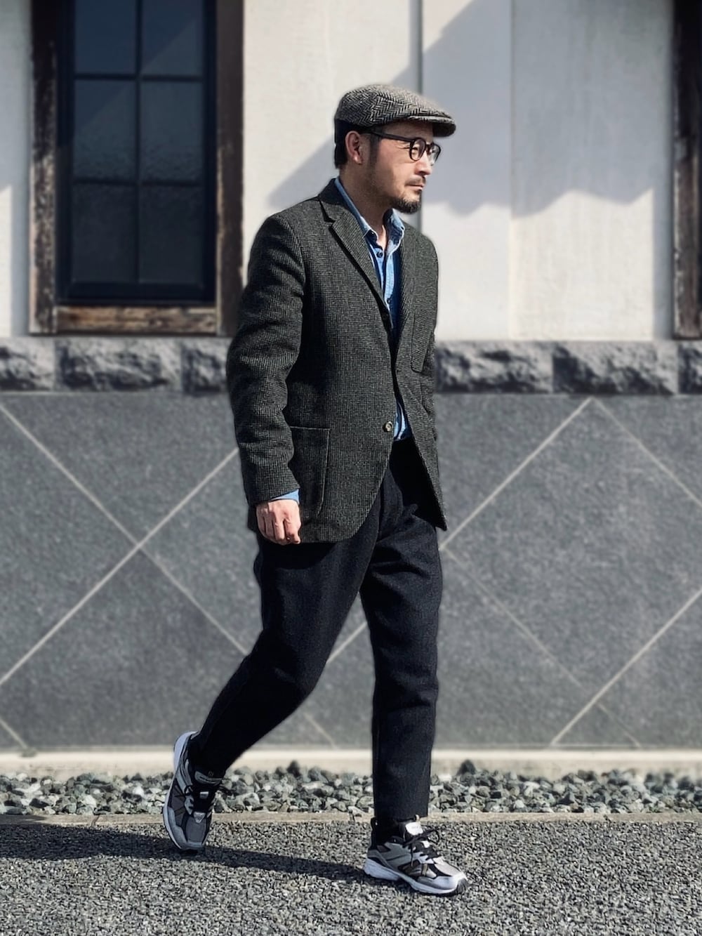 グレー系のテーラードジャケット、ブルー系のシャツ/ブラウス、ブラック系のスラックスを着用したメンズの冬コーディネートの3枚目の写真