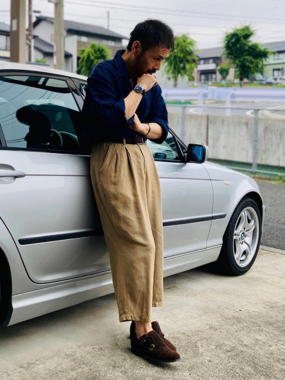 ブルー系のシャツ/ブラウス、ベージュ系のその他パンツ、ブラウン系のドレスシューズを着用したメンズの夏コーディネートの2枚目の写真