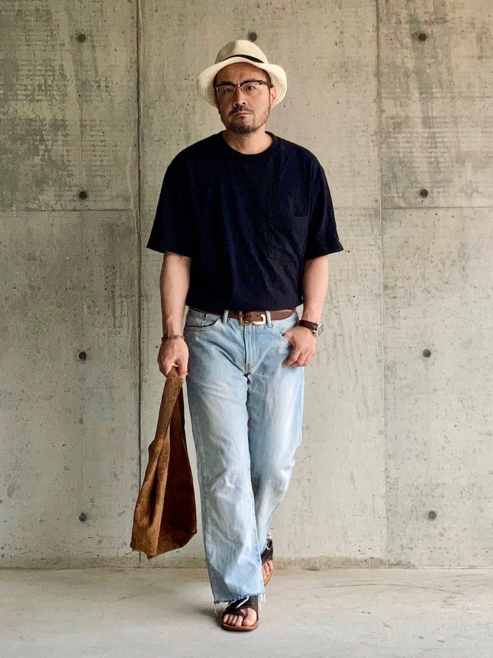 「UNIQLOU、Levi's、カットオフデニム、Maison Margiela、レザーサンダル、レザーブレスレット、DOLCE&GABBANA、バックルベルト、古着MIX、レザーバッグ、麦わら帽子、腕時計、トートバッグ、フェススタイル、お出かけコーデ」|「UNIQLOのオーバーサイズクルーネックT(半袖)(Tシャツ/カットソー、ブラック系)」を使った、koppaさん(メンズ・169cm)の夏コーディネートの4枚目の写真