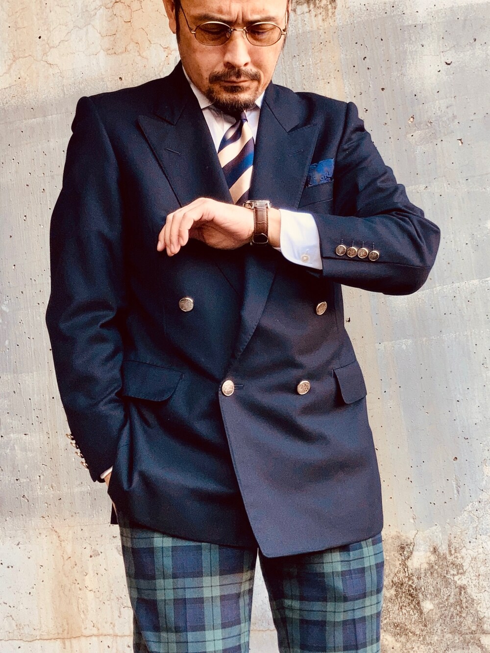 ホワイト系のシャツ/ブラウス、ブルー系のテーラードジャケット、グリーン系のスラックスを着用したメンズの秋コーディネートの4枚目の写真