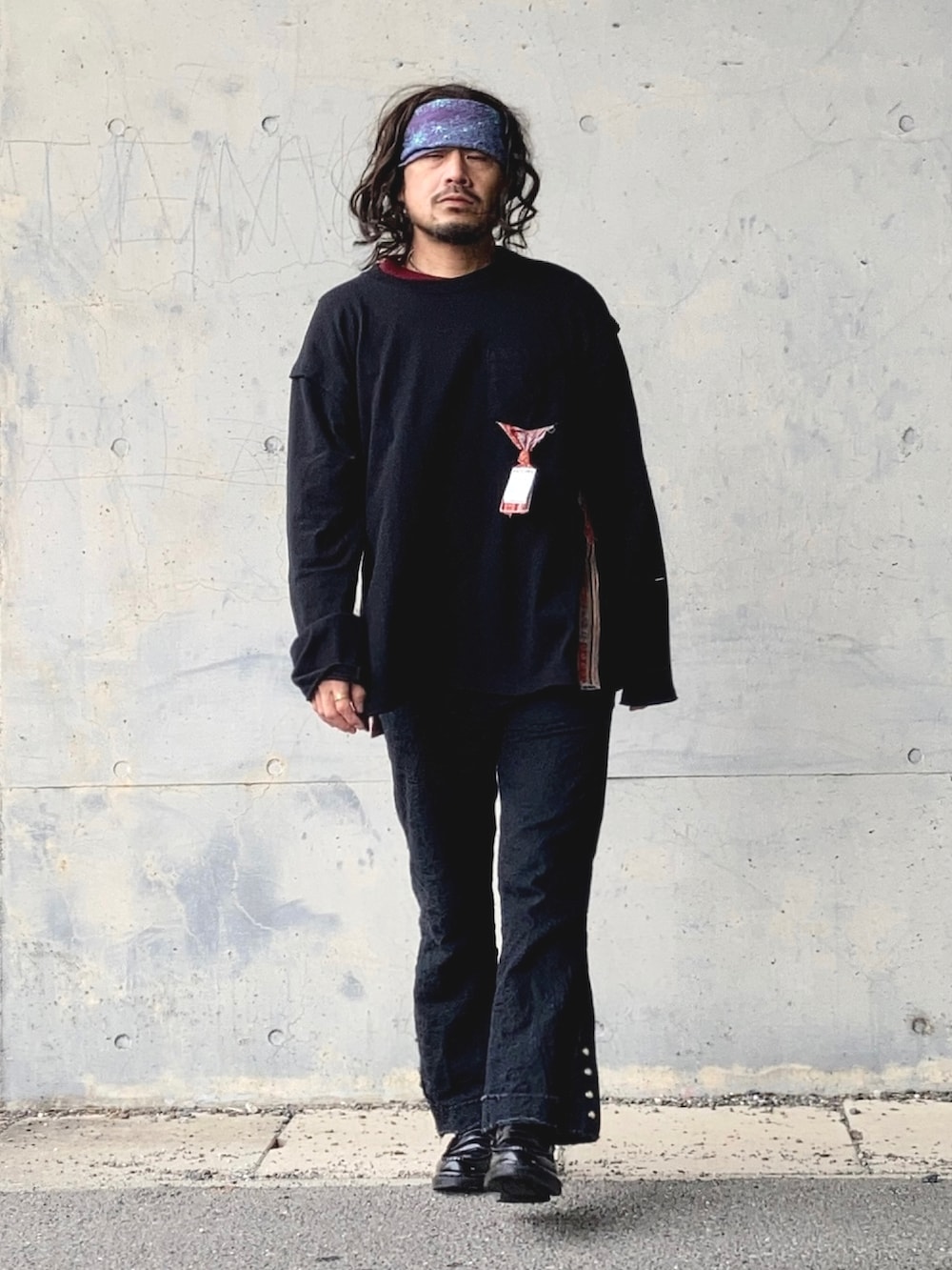 ブラック系のTシャツ/カットソー、ブラック系のその他パンツ、ブラック系のローファーを着用したメンズの冬コーディネートの4枚目の写真