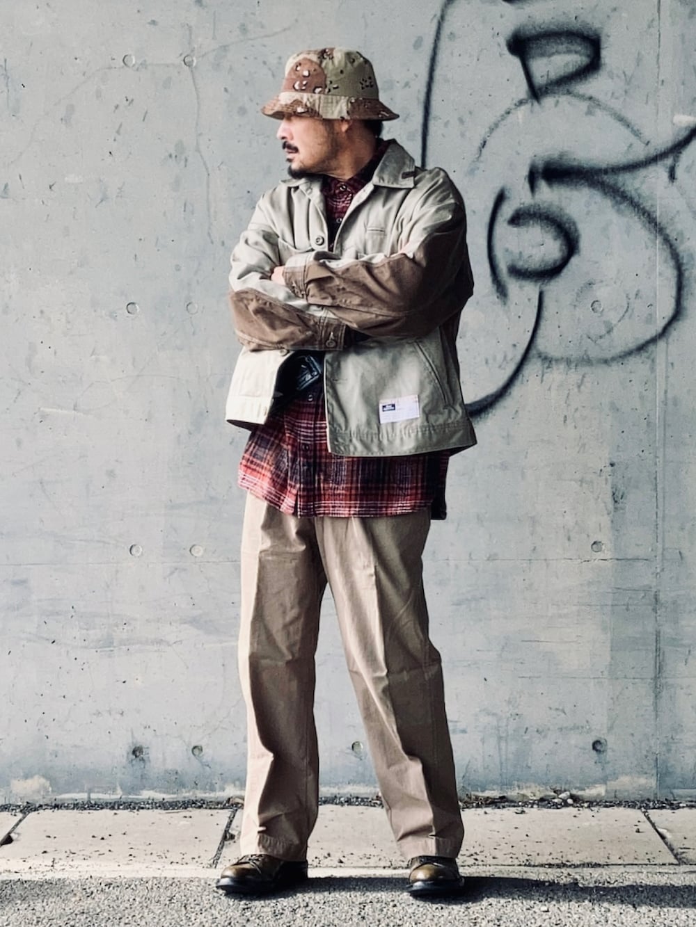 その他のシャツ/ブラウス、ベージュ系のその他アウター、ベージュ系のチノパンツを着用したメンズの冬コーディネートの3枚目の写真