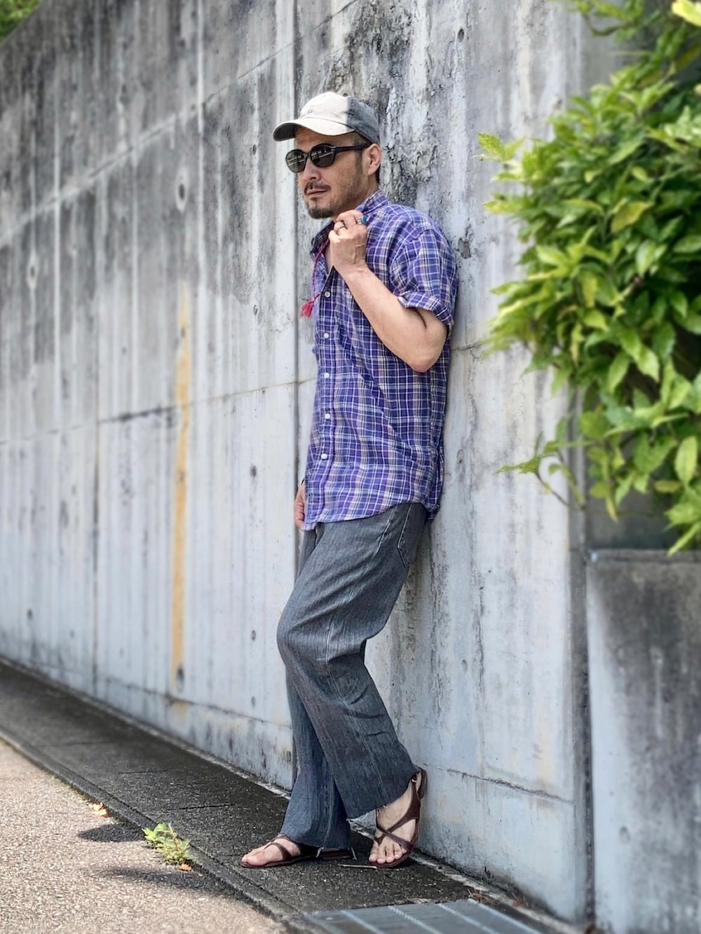 パープル系のシャツ/ブラウス、グレー系のデニムパンツ、ブラウン系のサンダルを着用したメンズの夏コーディネートの4枚目の写真