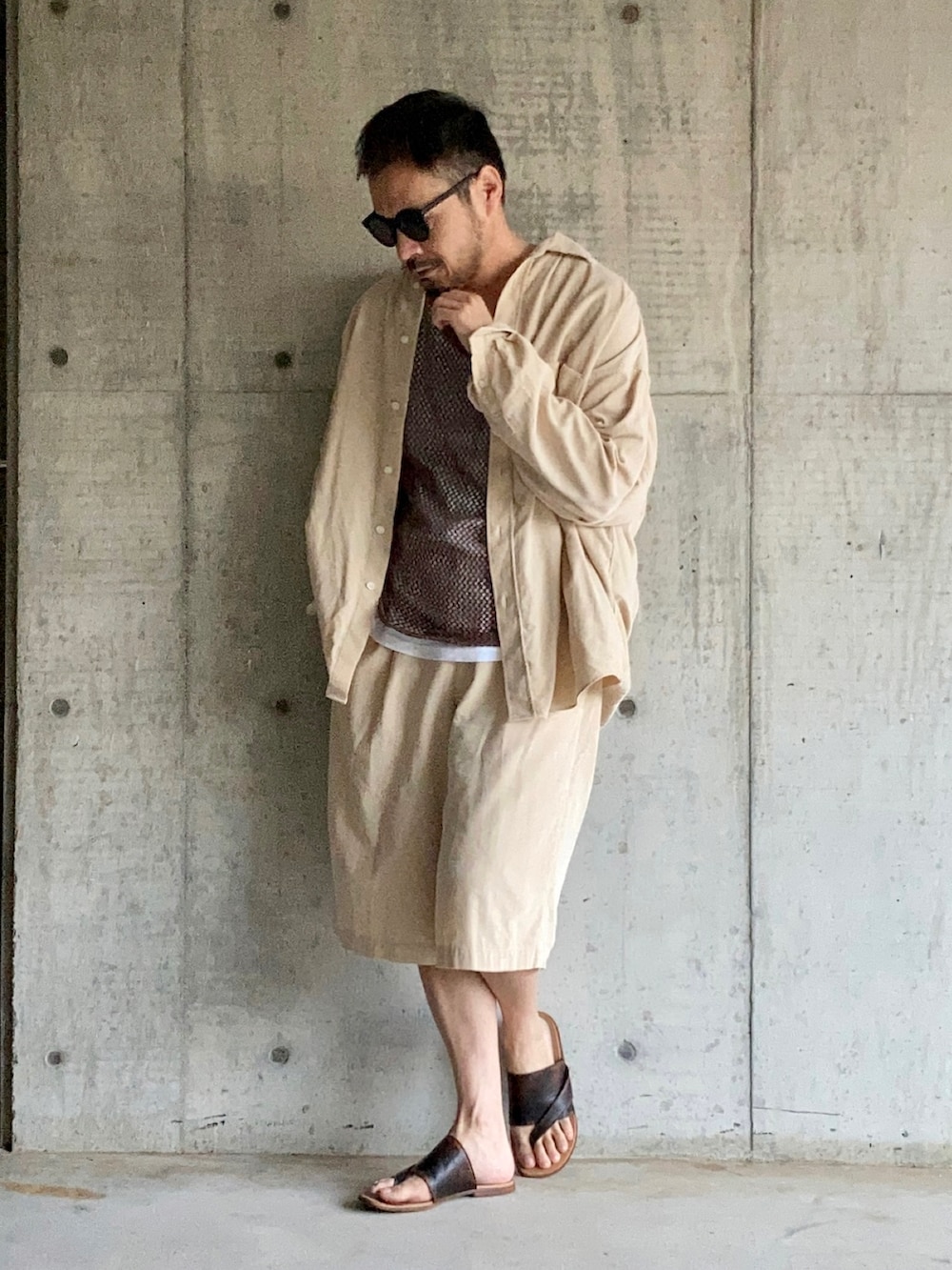 ブラウン系のタンクトップ、ベージュ系のシャツ/ブラウス、ベージュ系のその他パンツを着用したメンズの夏コーディネートの4枚目の写真