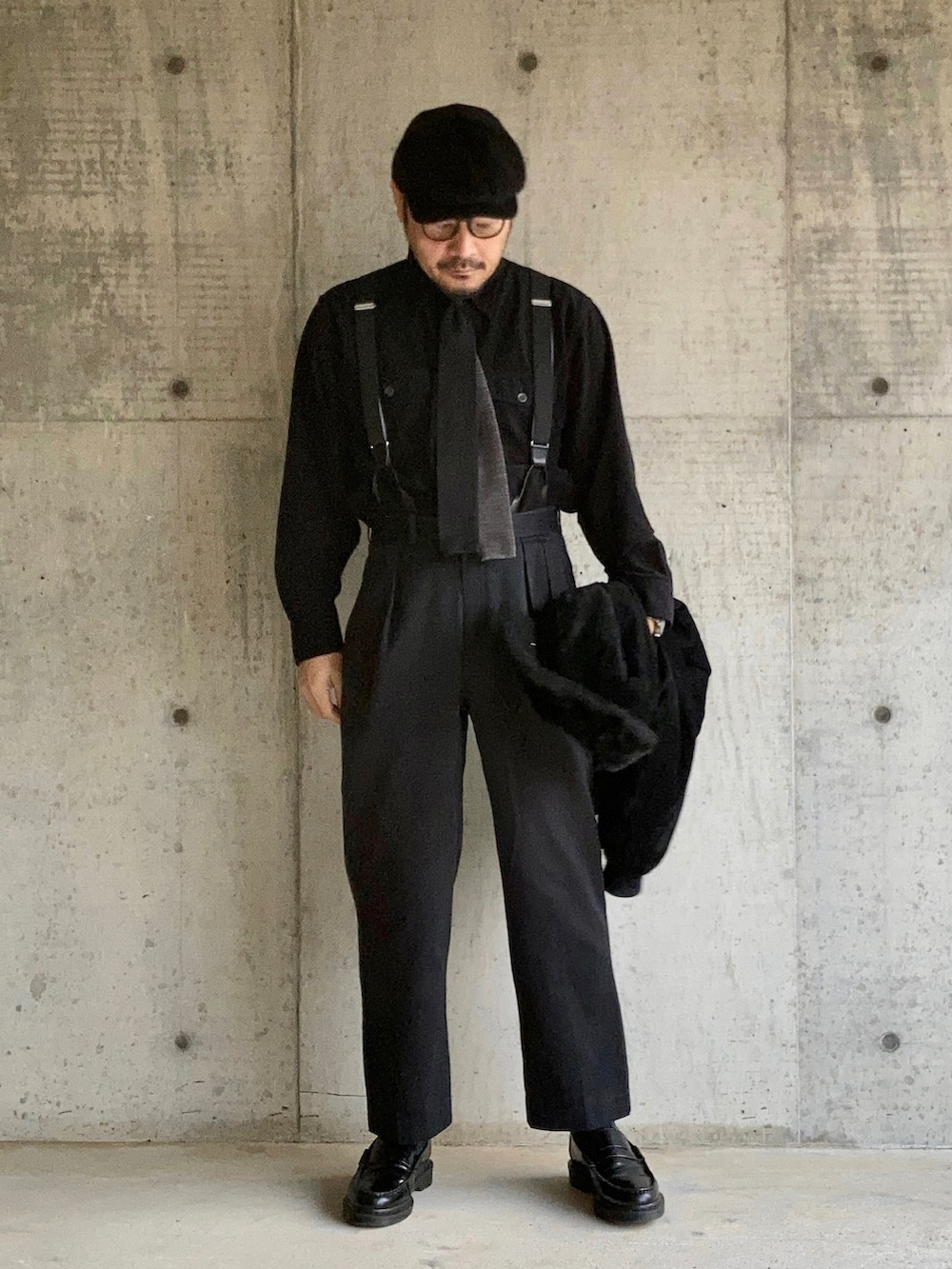 ブラック系のシャツ/ブラウス、ブラック系のブルゾン、ブラック系のパンツを着用したメンズの秋コーディネートの3枚目の写真