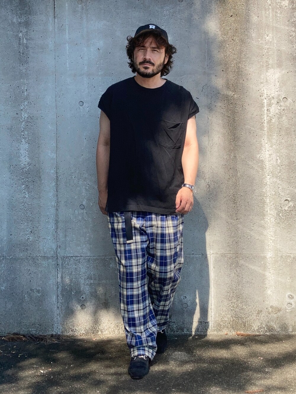 ブラック系のその他トップス、ブルー系のスラックス、ブラック系のローファーを着用したメンズの夏コーディネートの4枚目の写真