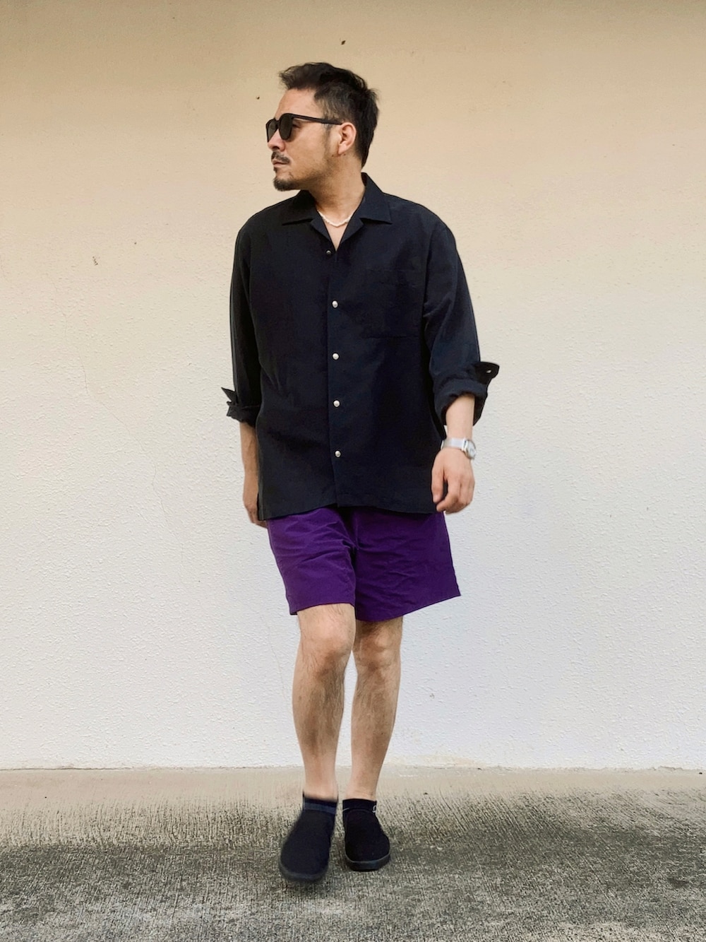 ブラック系のシャツ/ブラウス、パープル系のその他パンツ、ブラック系のスリッポンを着用したメンズの春コーディネートの3枚目の写真