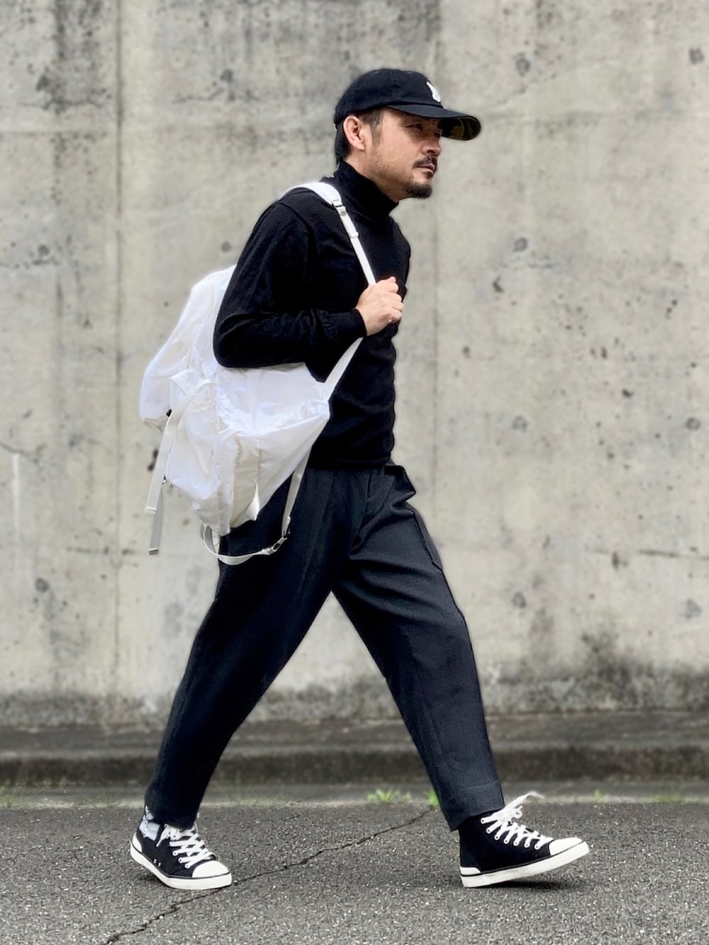 「モノトーン、キャップ、ハイネック、スラックス、ハイカットスニーカー、ローテクスニーカー、キャンバススニーカー、ISABEL MARANT、イザベルマラン、フレンチカジュアル、モード、古着MIX」｜「giovani e belliのmade in Italy wool 100% 古着（ニット/セーター、ブラック系）」を使った、koppaさん（メンズ・169cm）の春コーディネートの2枚目の写真