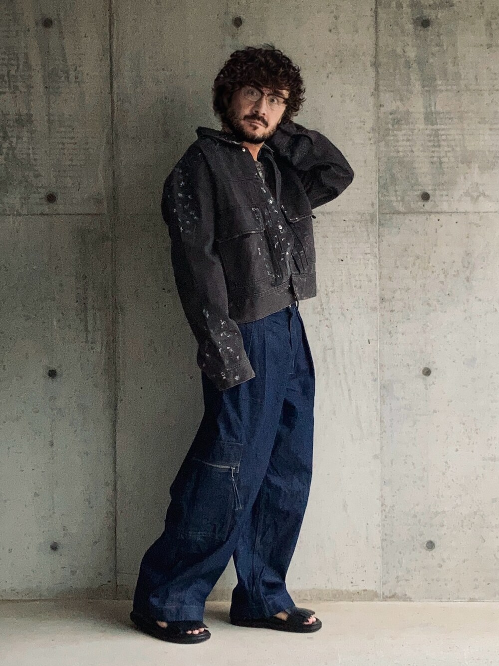 ブラウン系のデニムジャケット、ブルー系のデニムパンツ、ブラウン系のTシャツ/カットソーを着用したメンズの秋コーディネートの4枚目の写真