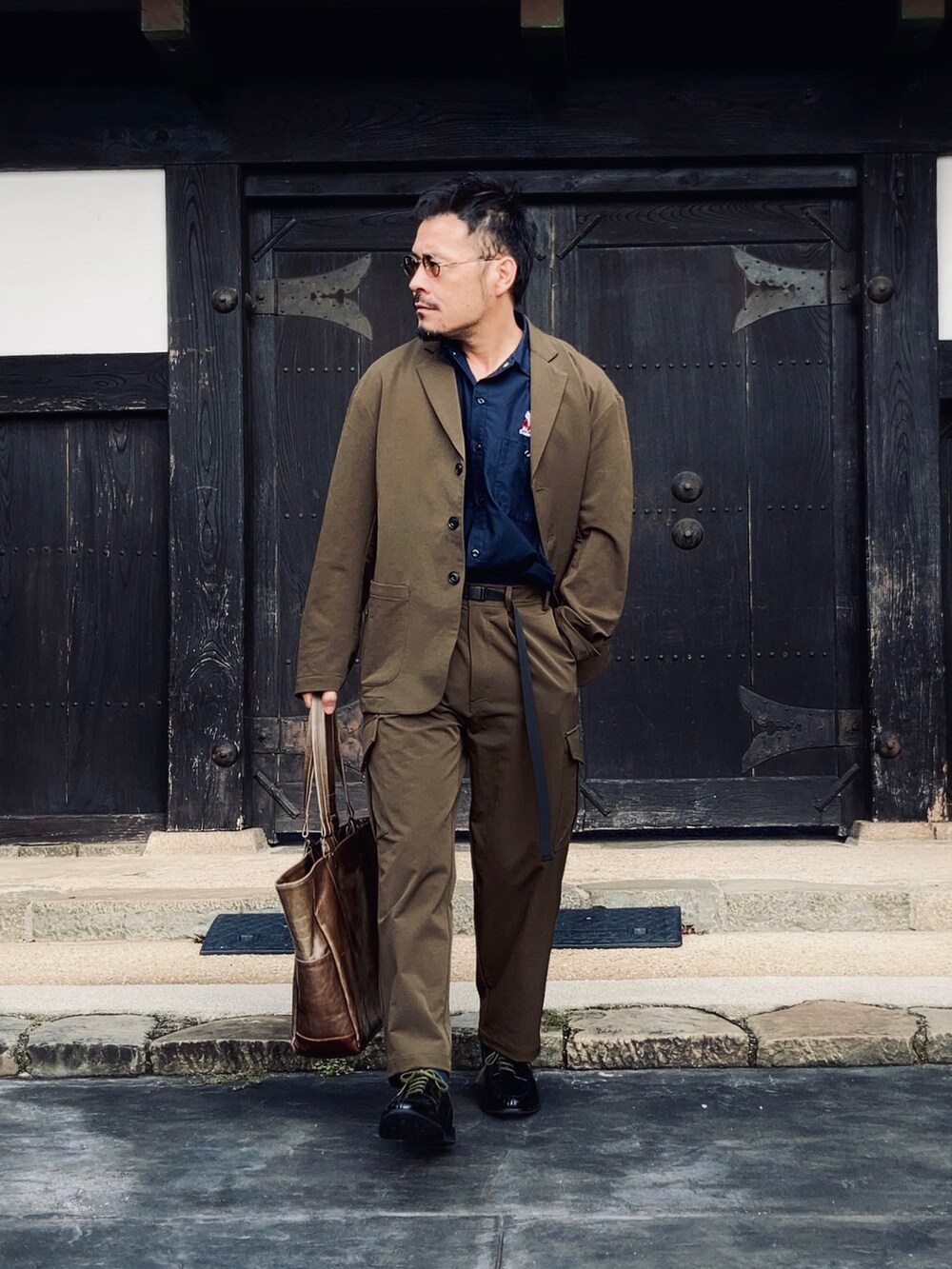 ブルー系のシャツ/ブラウス、ブラウン系のテーラードジャケット、ブラウン系のカーゴパンツを着用したメンズの秋コーディネートの2枚目の写真