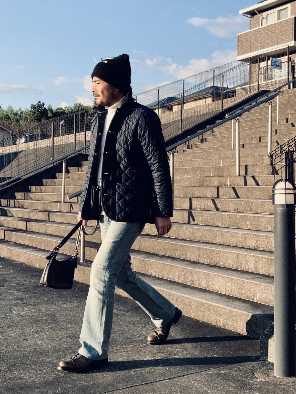 ホワイト系のニット/セーター、ブルー系のその他アウター、ブルー系のデニムパンツを着用したメンズの秋コーディネートの3枚目の写真