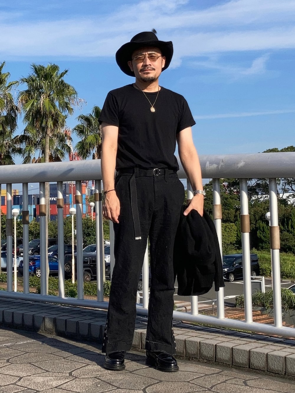 ブラック系のTシャツ/カットソー、ブラック系のカーディガン/ボレロ、ブラック系のその他パンツを着用したメンズの秋コーディネートの4枚目の写真