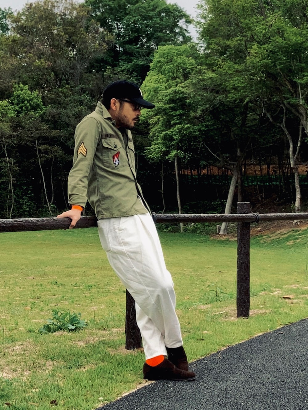 グリーン系のシャツ/ブラウス、ホワイト系のスラックス、ブラウン系のドレスシューズを着用したメンズの春コーディネートの3枚目の写真