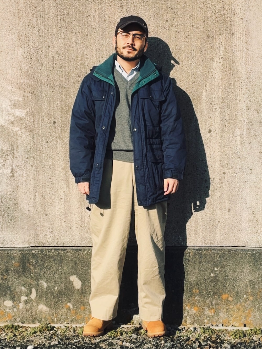 ブルー系のその他アウター、グレー系のニット/セーター、ベージュ系のチノパンツを着用したメンズの冬コーディネートの2枚目の写真