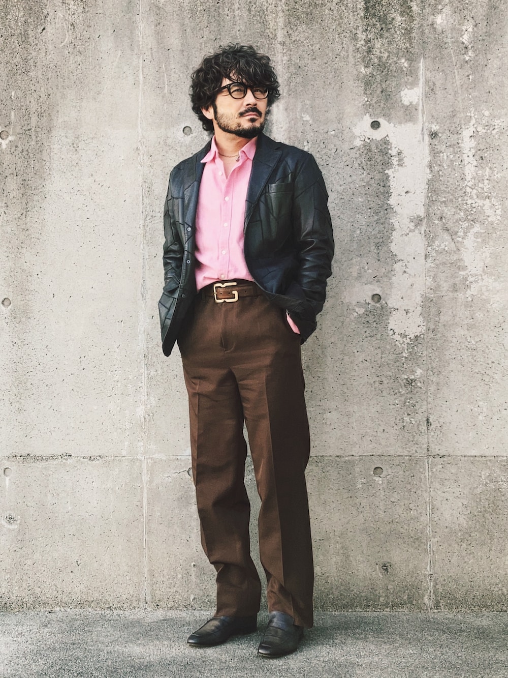 ブラウン系のテーラードジャケット、ピンク系のシャツ/ブラウス、ブラウン系のスラックスを着用したメンズの春コーディネートの2枚目の写真