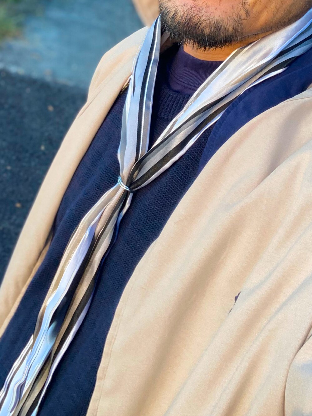 ブルー系のTシャツ/カットソー、ブルー系のベスト、ブルー系のチノパンツを着用したメンズの秋コーディネートの4枚目の写真