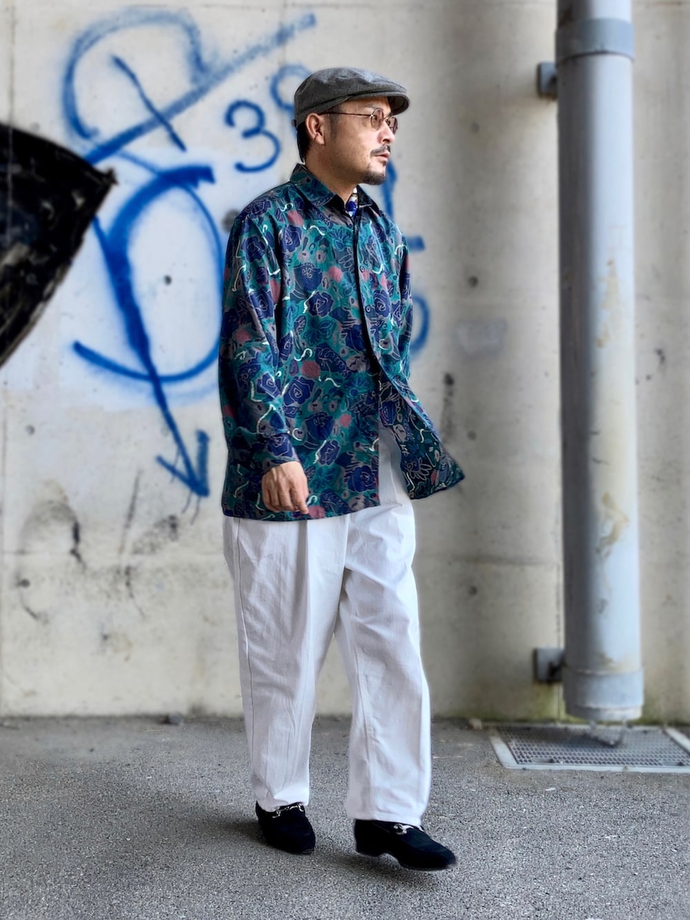 グリーン系のシャツ/ブラウス、ホワイト系のスラックス、ブラック系のローファーを着用したメンズの秋コーディネートの2枚目の写真