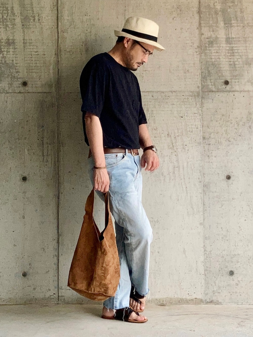 「UNIQLOU、Levi's、カットオフデニム、Maison Margiela、レザーサンダル、レザーブレスレット、DOLCE&GABBANA、バックルベルト、古着MIX、レザーバッグ、麦わら帽子、腕時計、トートバッグ、フェススタイル、お出かけコーデ」|「UNIQLOのオーバーサイズクルーネックT(半袖)(Tシャツ/カットソー、ブラック系)」を使った、koppaさん(メンズ・169cm)の夏コーディネートの3枚目の写真