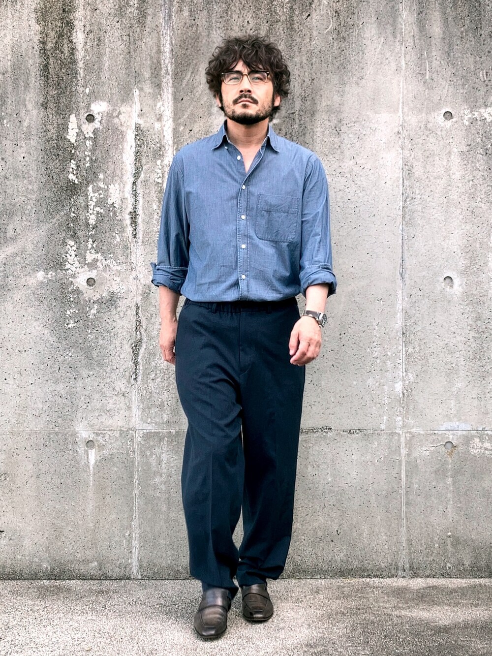 ブルー系のシャツ/ブラウス、ブルー系のその他パンツ、グリーン系のローファーを着用したメンズの夏コーディネートの2枚目の写真