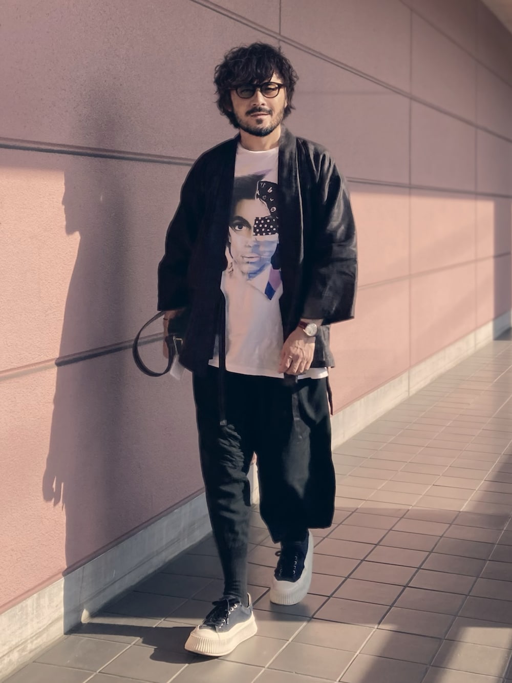 ブラック系のスニーカー、ホワイト系のTシャツ/カットソー、ブラック系のその他パンツを着用したメンズの夏コーディネートの2枚目の写真