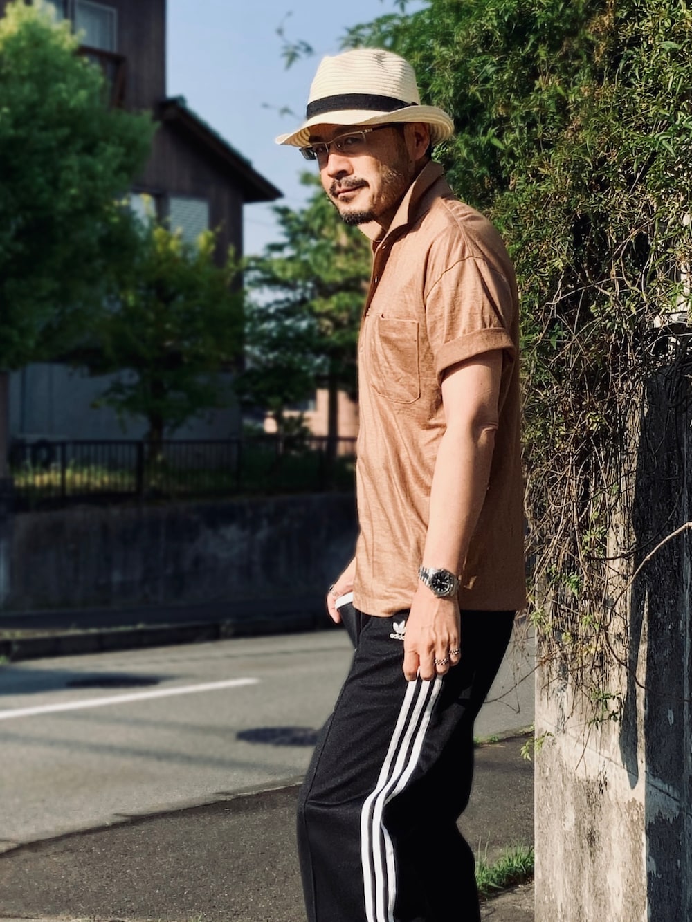 「ポロシャツ、トラックパンツ、フレアパンツ、リネン、夏コーデ、麦わらハット、サンダル、麦わら帽子、ポロシャツコーデ、コーヒー、アクセサリー、夏服、ラフ、メンズファッション、大人」｜「no brandの日本製リネンポロシャツ（ポロシャツ、ブラウン系）」を使った、koppaさん（メンズ・169cm）の夏コーディネートの4枚目の写真
