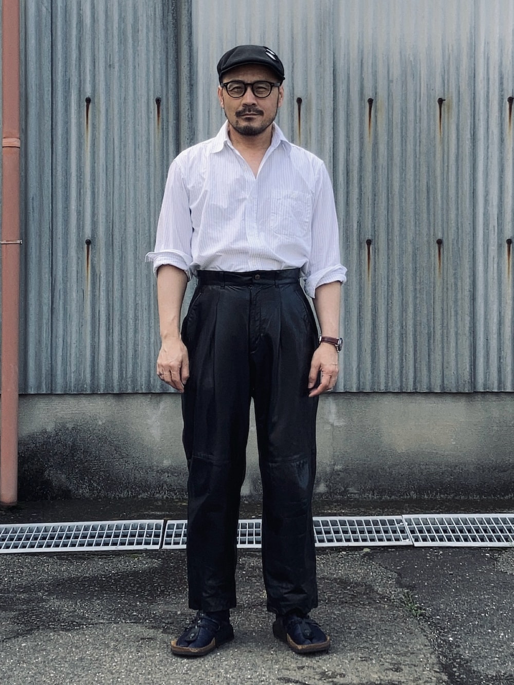 「レザーパンツ、サンダル×靴下、足袋、ストライプシャツ、ハンチング帽、モノトーン、腕時計」｜「AIRWALKのアイテム（シャツ/ブラウス、ホワイト系）」を使った、koppaさん（メンズ・169cm）の春コーディネートの2枚目の写真