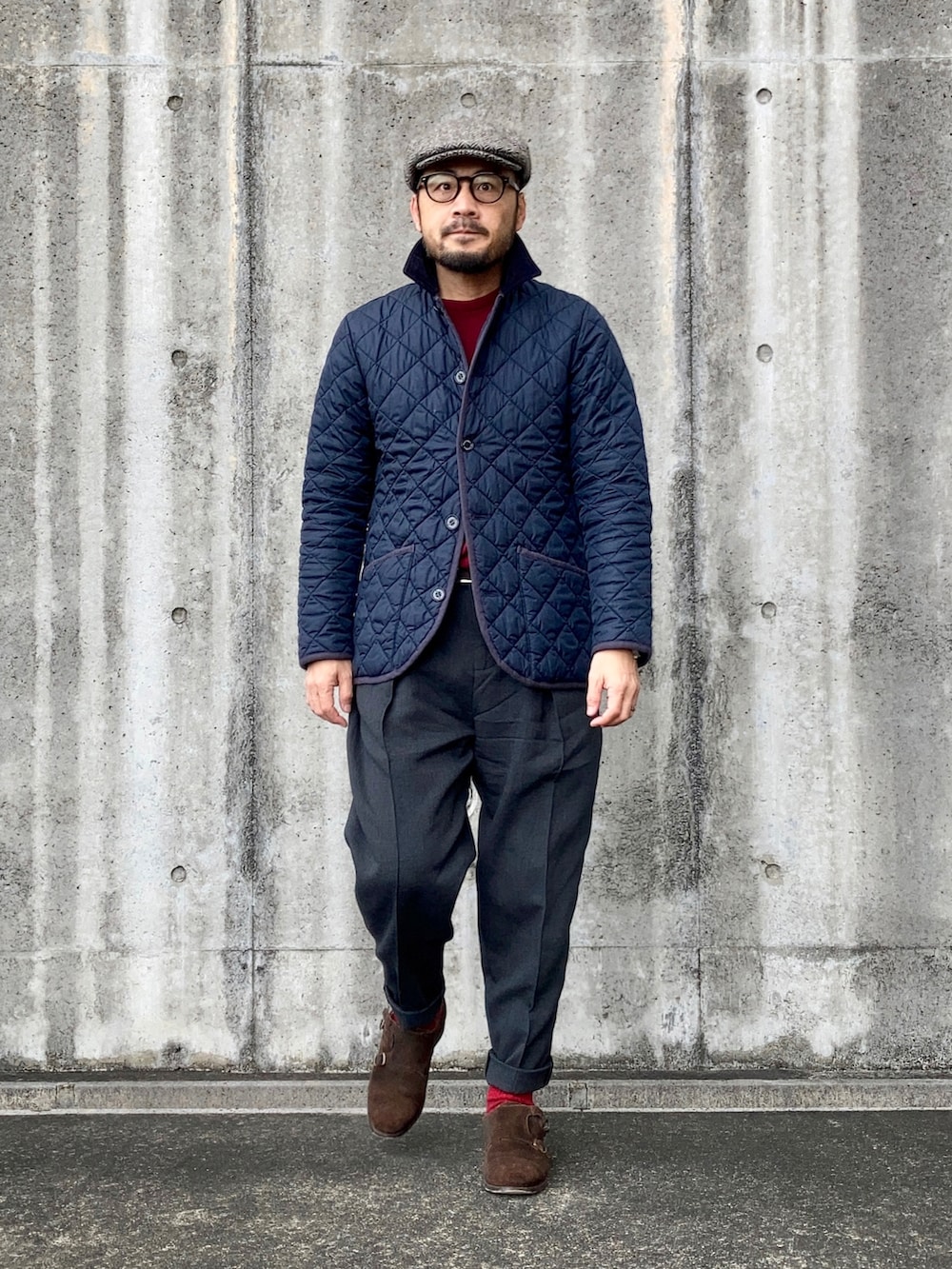 レッド系のニット/セーター、ブルー系のその他アウター、グレー系のスラックスを着用したメンズの冬コーディネートの3枚目の写真
