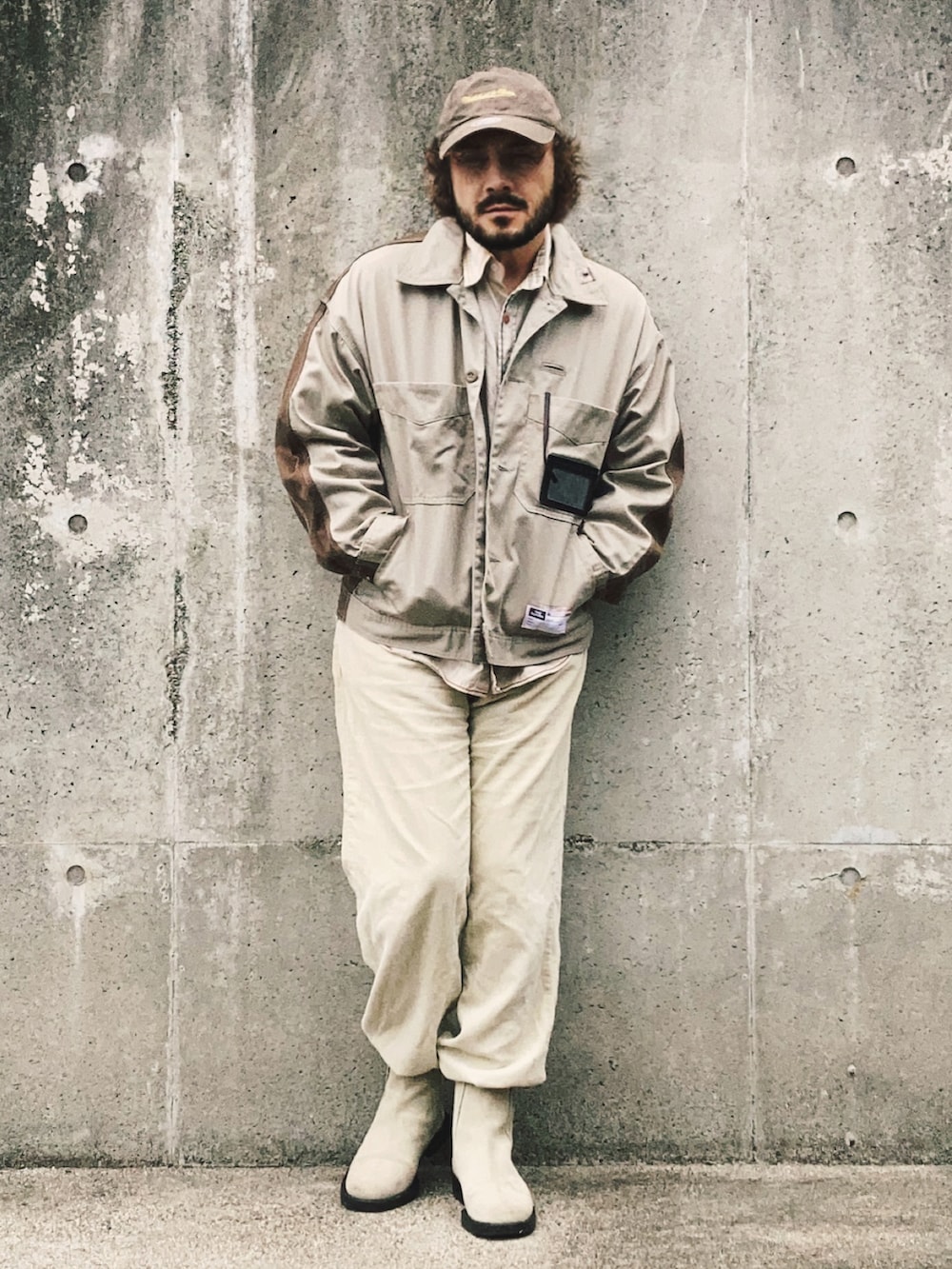 ベージュ系のその他アウター、ベージュ系のシャツ/ブラウス、ベージュ系のパンツを着用したメンズの秋コーディネートの3枚目の写真