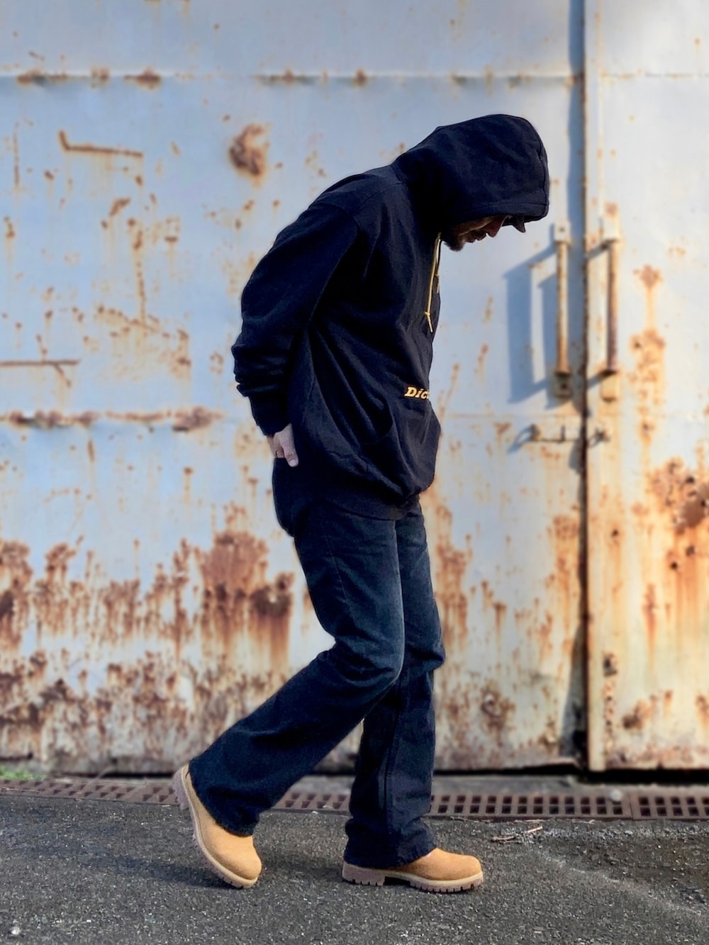 ブラック系のパーカー、ブラック系のシャツ/ブラウス、ブラック系のデニムパンツを着用したメンズの秋コーディネートの2枚目の写真