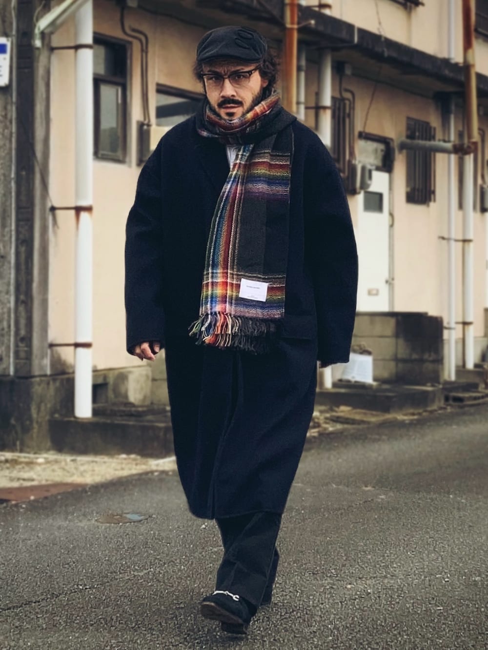 ブルー系のチェスターコート、ホワイト系のシャツ/ブラウス、ブラック系のローファーを着用したメンズの冬コーディネートの2枚目の写真