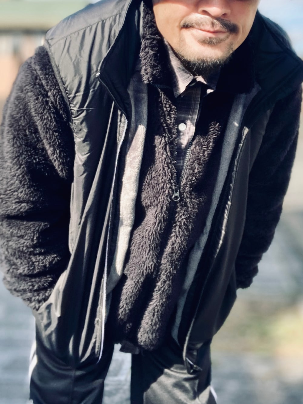 グレー系のシャツ/ブラウス、ブラック系のその他アウター、ブラック系のベストを着用したメンズの冬コーディネートの5枚目の写真