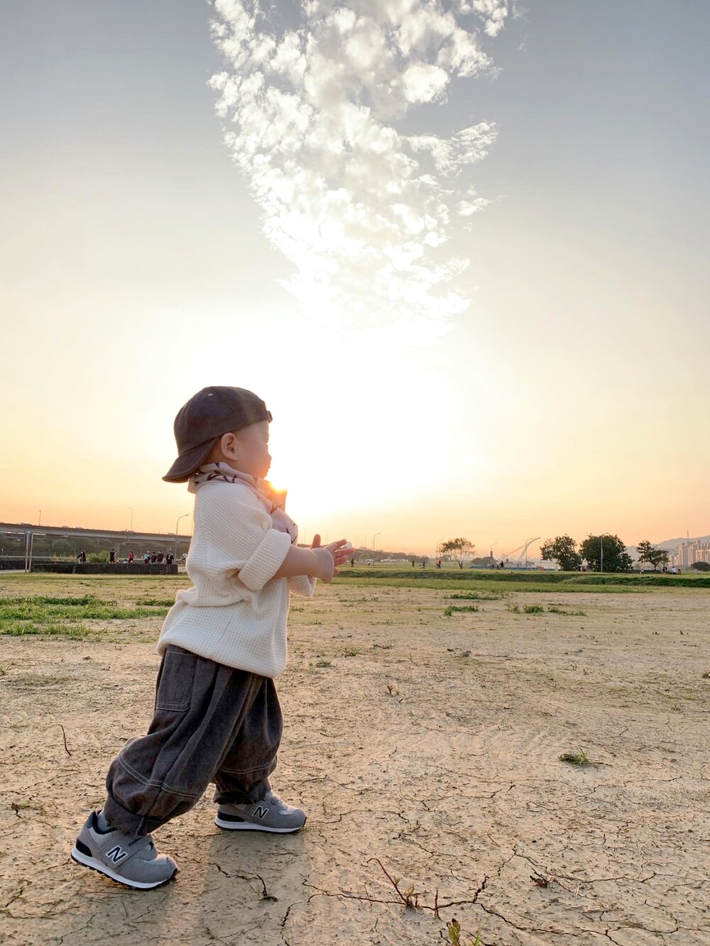 シルバー系のシューズを着用したキッズの春コーディネートの4枚目の写真