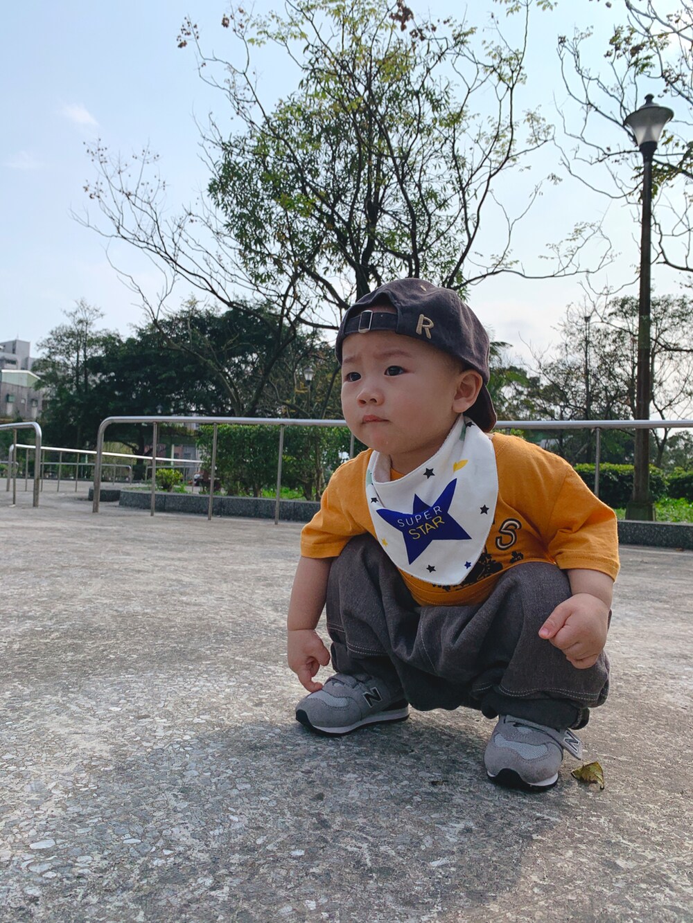 イエロー系のTシャツ/カットソー、シルバー系のシューズを着用したキッズの春コーディネートの5枚目の写真