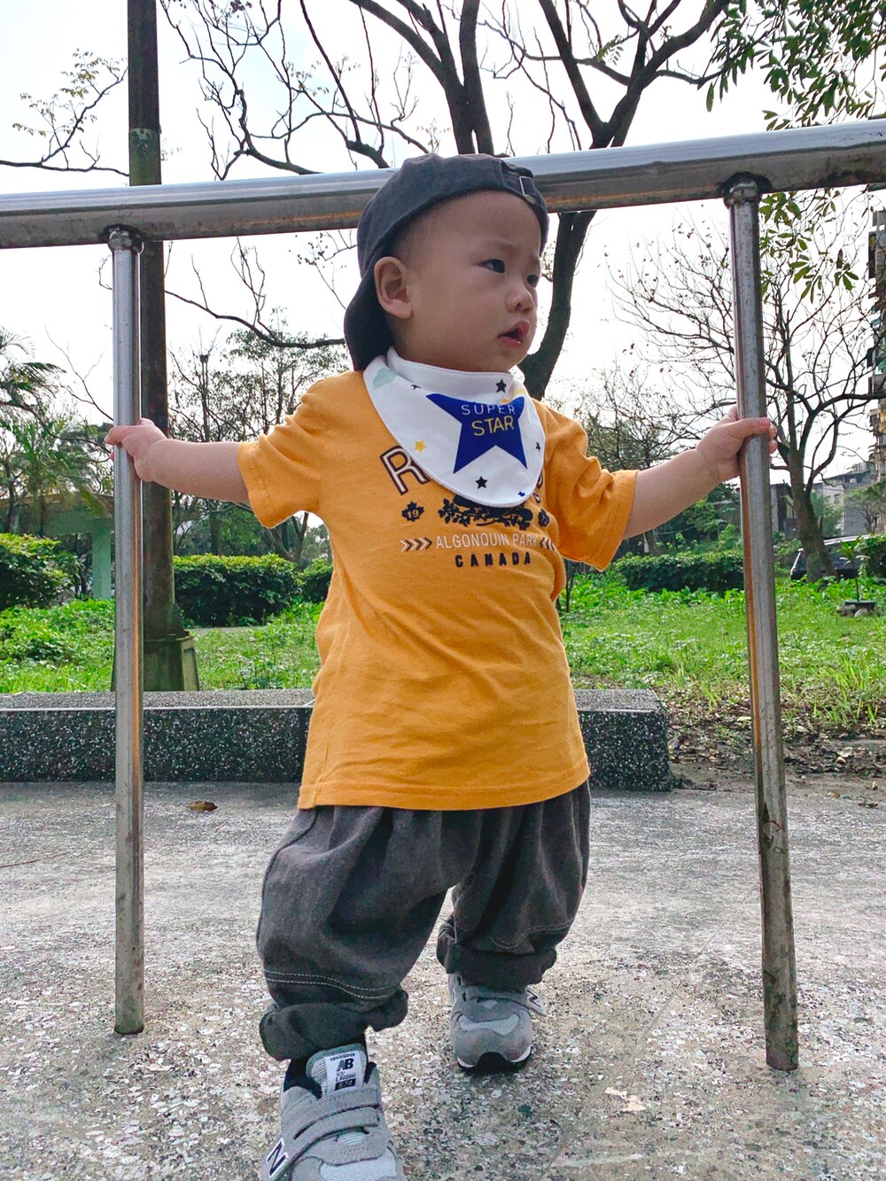 イエロー系のTシャツ/カットソー、シルバー系のシューズを着用したキッズの春コーディネートの4枚目の写真