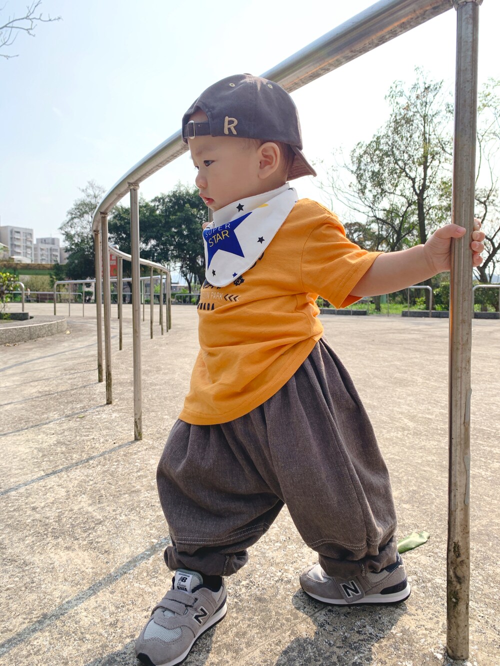 イエロー系のTシャツ/カットソー、シルバー系のシューズを着用したキッズの春コーディネートの2枚目の写真