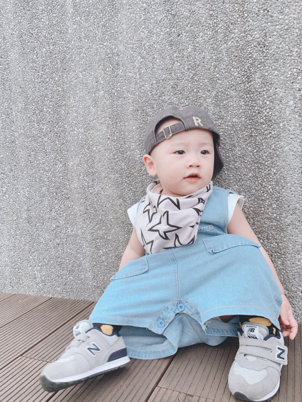 シルバー系のシューズ、グレー系の帽子を着用したキッズの春コーディネートの3枚目の写真