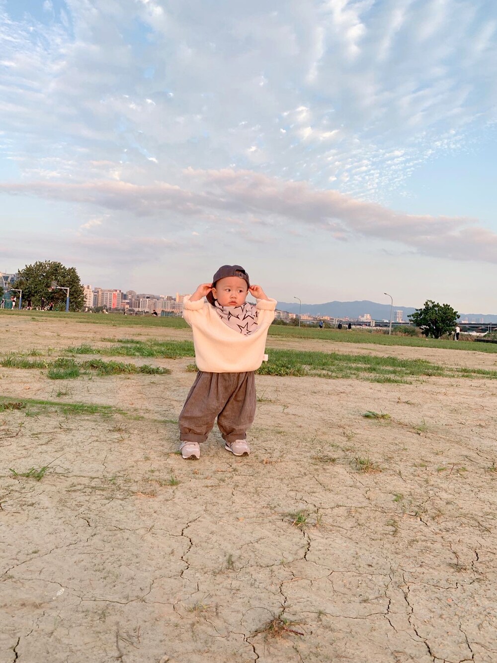 シルバー系のシューズを着用したキッズの春コーディネートの2枚目の写真